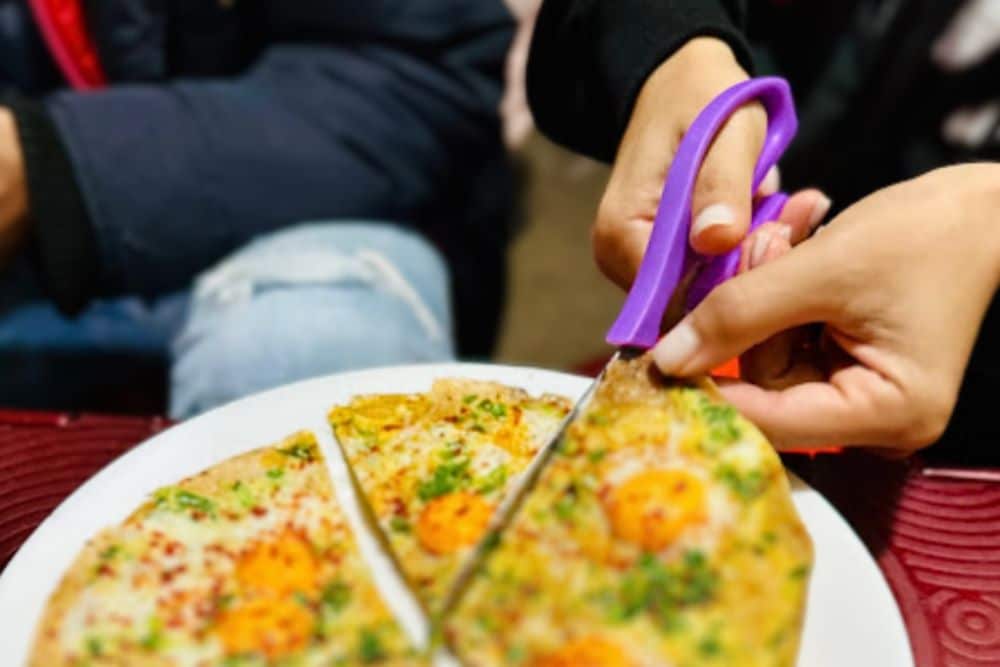 Bánh tráng nướng tại đây được nướng mỏng, giòn, hương vị đậm đà